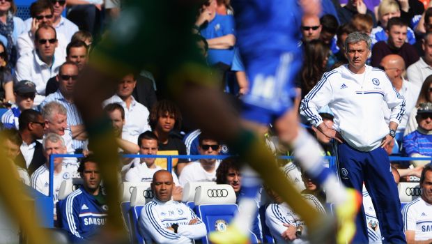 Mourinho entra in campo e stende un giocatore. Ma è una gag in una partita di beneficenza (VIDEO)