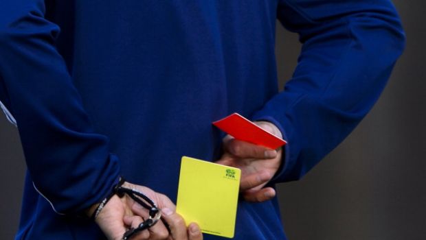 Calciatore rumeno rompe il naso all&#8217;arbitro con una testata, video