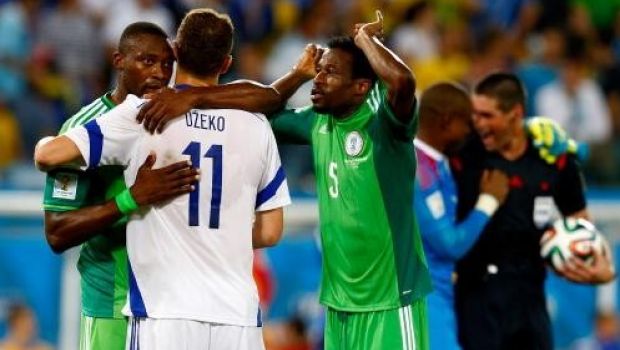 Mondiali 2014, la foto che fa infuriare la Bosnia: l&#8217;arbitro O&#8217;Leary abbraccia Enyeama della Nigeria