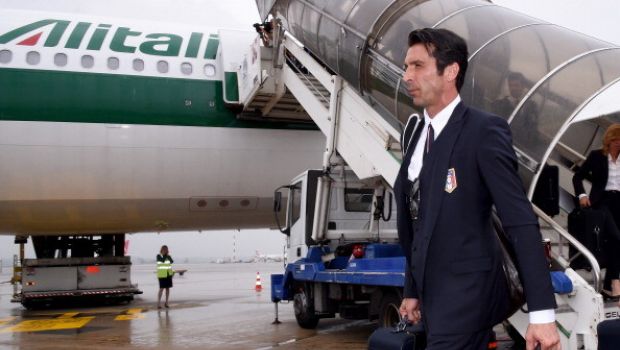 Buffon contro i giovani italiani: “Devono arare i campi di A, poi la Nazionale”