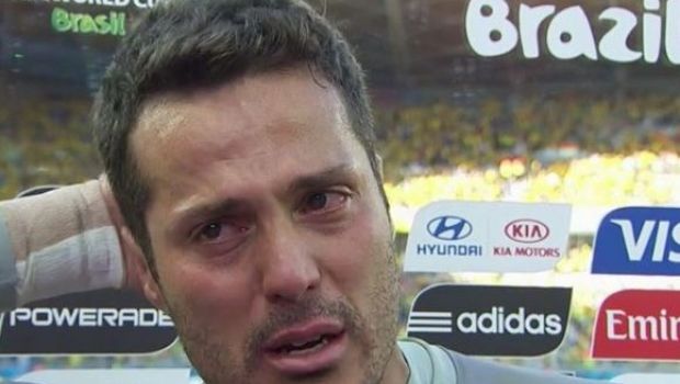 Julio Cesar piange dopo la vittoria contro il Cile &#8211; Video