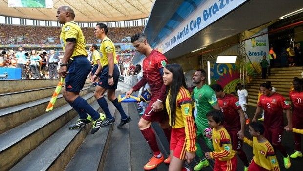 Mondiali 2014, Cristiano Ronaldo abbraccia i bambini prima di Portogallo – Ghana (Video)
