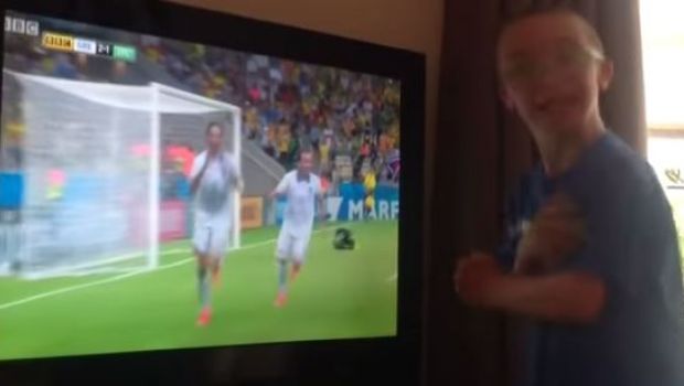 Grecia fuori, ma Samaras ha vinto la sua partita insieme al piccolo Jay – Video