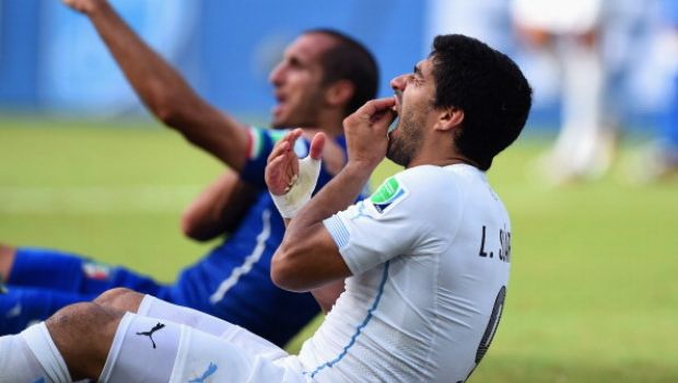 Suarez porge la mano a Chiellini in una lettera: “Giorgio, scusami”