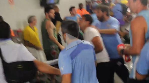 Scontri e risse tra tifosi uruguaiani, colombiani e brasiliani &#8211; Video