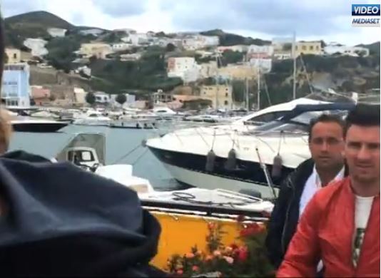 Lionel Messi e fidanzata sbarcano sull&#8217;isola di Ponza &#8211; Video