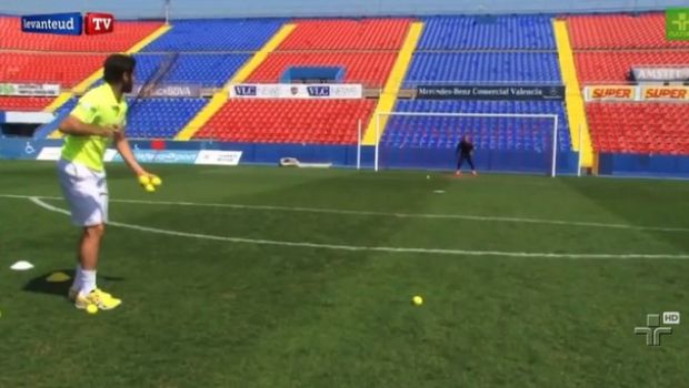 Costa Rica: il portiere Navas si allena con le palline da tennis [Video]