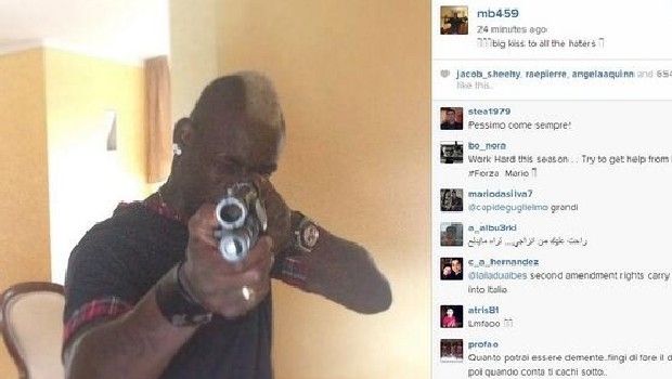 Balotelli: foto con fucile su Instagram, è incorreggibile
