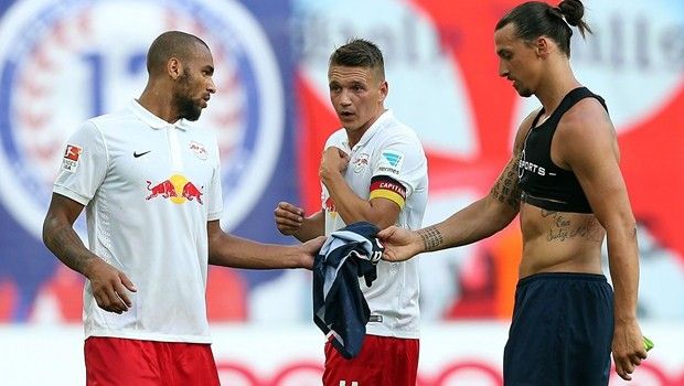 La foto: Ibrahimovic fa litigare due giocatori del Lipsia per la sua maglia