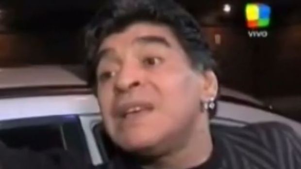 Maradona ubriaco risponde ai giornalisti all&#8217;uscita dal ristorante &#8211; Video
