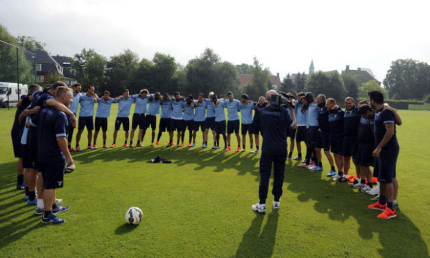 Lazio | La squadra canta l’inno e il trio Pioli-de Vrij-Cataldi si sfida a colpire la traversa – Video