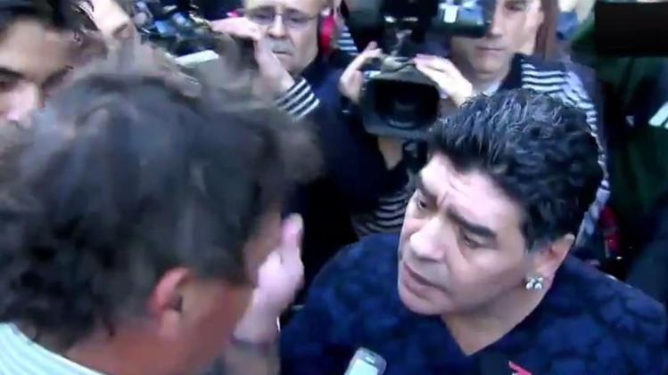 Maradona litiga con un giornalista e gli rifila uno schiaffo [Video]