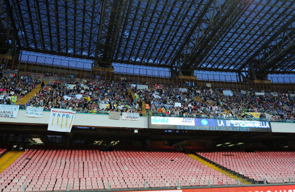 Napoli: seggiolini troppo bassi al San Paolo, tra un anno niente Europa