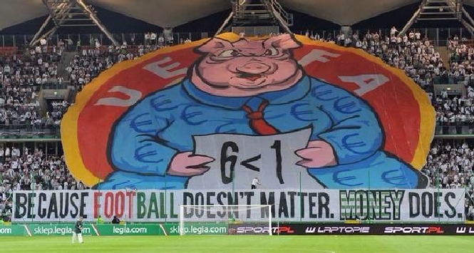 Varsavia: il Legia protesta contro l’Uefa, un maiale in curva