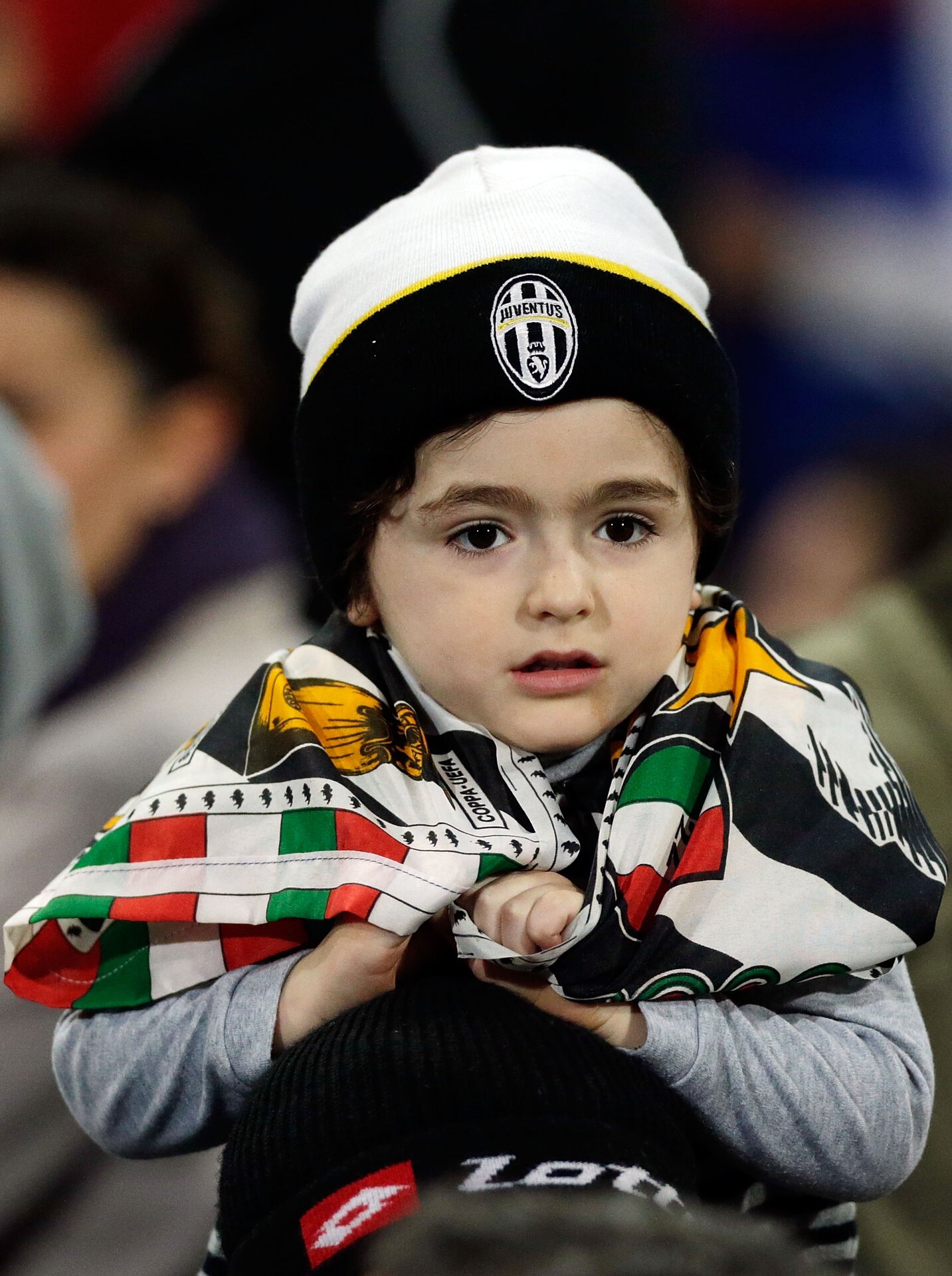 Atalanta-Juventus, bimbo con la maglia di Tevez bloccato ai tornelli: &#8220;Così non può entrare&#8221;