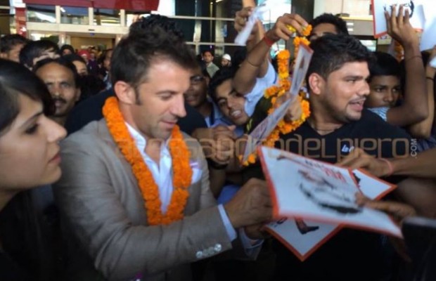 Del Piero accolto da decine di tifosi a New Delhi, in India &#8211; Video