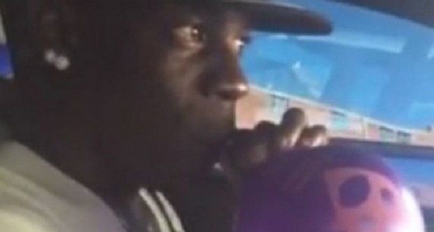 Liverpool: Mario Balotelli canta il coro dei tifosi con l&#8217;elio [Video]