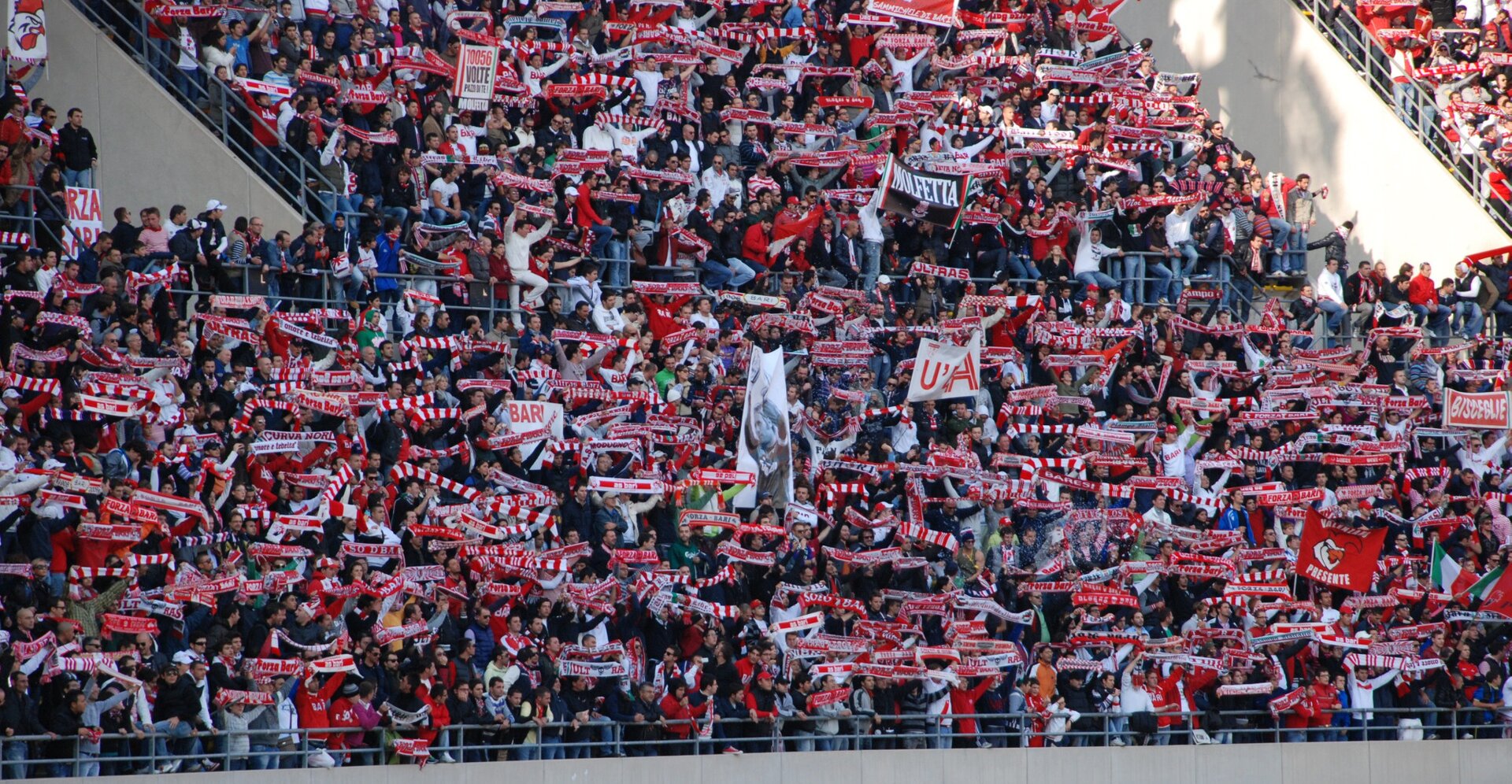 Frosinone-Bari, scontri: Daspo di gruppo per 52 tifosi baresi