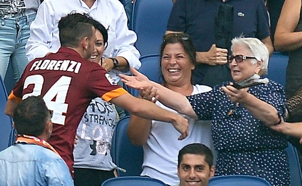 Roma, Alessandro Florenzi segna e va ad abbracciare la nonna in tribuna (Video)