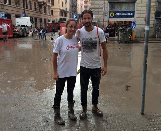 Alluvione Genova | Luca Antonini e sua moglie in strada a spalare fango &#8211; Foto
