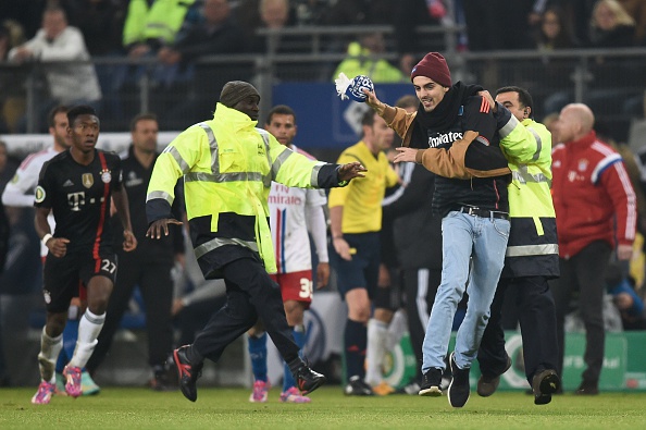 Frank Ribery aggredito in campo da un tifoso dell&#8217;Amburgo | Video