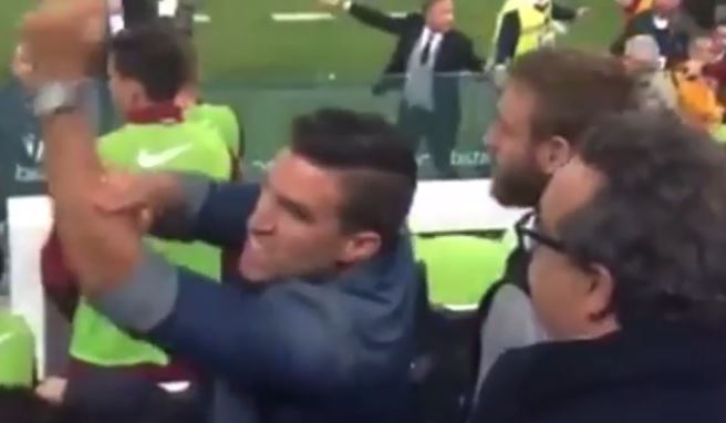 Juventus-Roma | Strootman e il gesto dell&#8217;ombrello ai tifosi bianconeri &#8211; Video