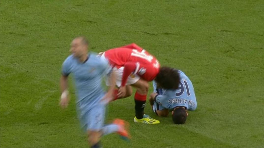 Derby di Manchester: Fellaini sputa su Aguero? [Video]