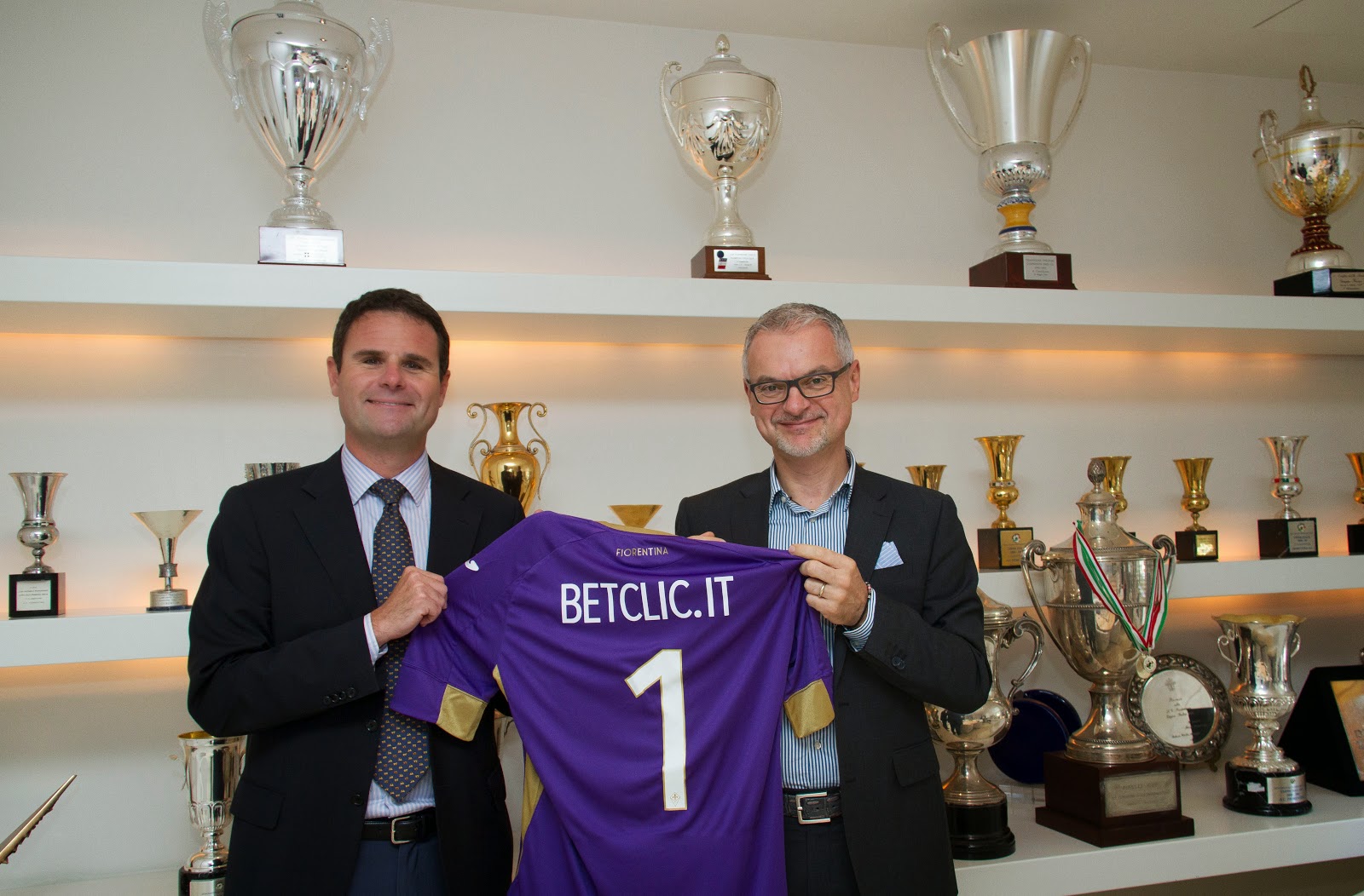 Fiorentina sponsor, i vescovi: &#8220;Tolga agenzia di scommesse dalle maglie&#8221;