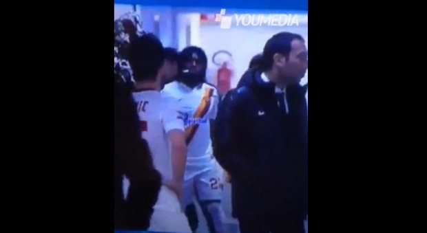 Gervinho fuma una sigaretta durante Genoa-Roma?