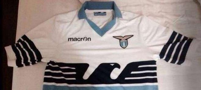 La Lazio da gennaio in campo con la maglia anni &#8217;80 | Foto