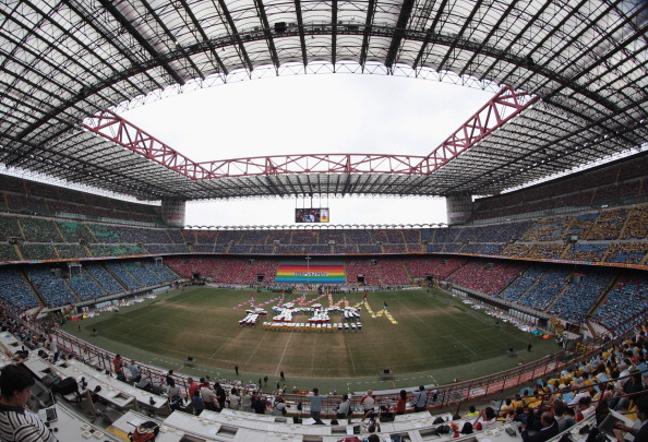 San Siro più moderno: spettatori vicini al campo