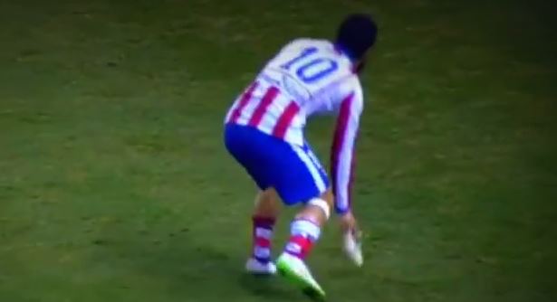 Atletico Madrid-Barcellona | Arda Turan lancia la scarpa al guardalinee: solo ammonito &#8211; Video