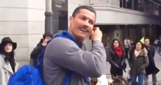 Cristiano Ronaldo si traveste da clochard in piazza per fare una sorpresa al bambino – Video