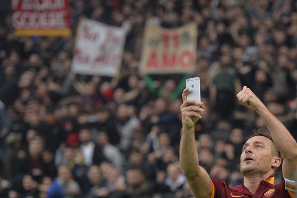Il Codacons: &#8220;Il selfie di Totti è pubblicità occulta, chiediamo la squalifica&#8221;