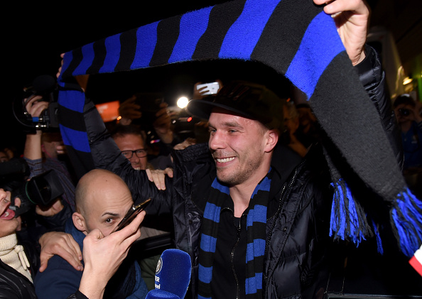 Lukas Podolski atterra a Milano, tifosi dell&#8217;Inter in delirio &#8211; Video