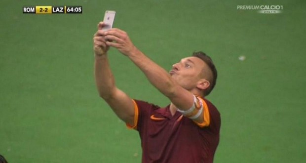 Roma – Lazio, Totti si fa un selfie dopo il gol del 2-2