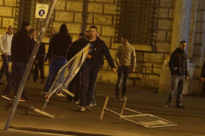 Roma-Feyenoord, vigilia tesa in centro: scontri tra tifosi olandesi e polizia &#8211; Video