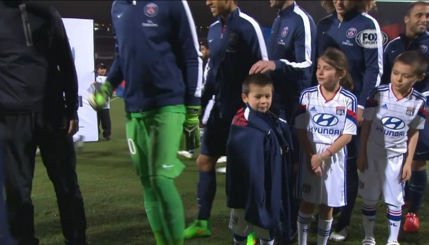 Lione &#8211; PSG, Thiago Silva e la felpa per il bambino infreddolito (VIDEO)