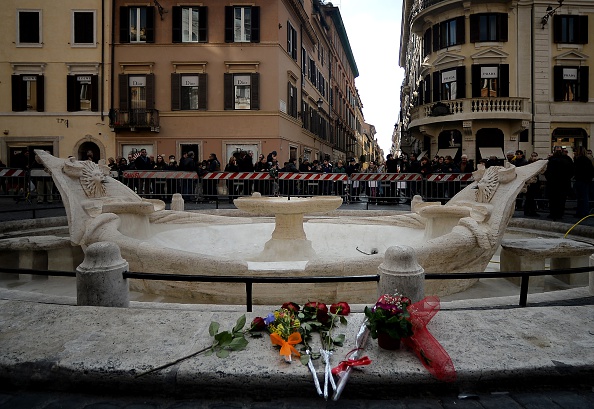 &#8220;Scusa Roma&#8221; | La colletta degli olandesi per riparare la Barcaccia di Piazza di Spagna