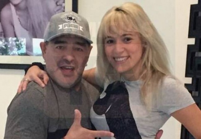 Maradona si fa il lifting facciale: la FOTO con Rocio Oliva