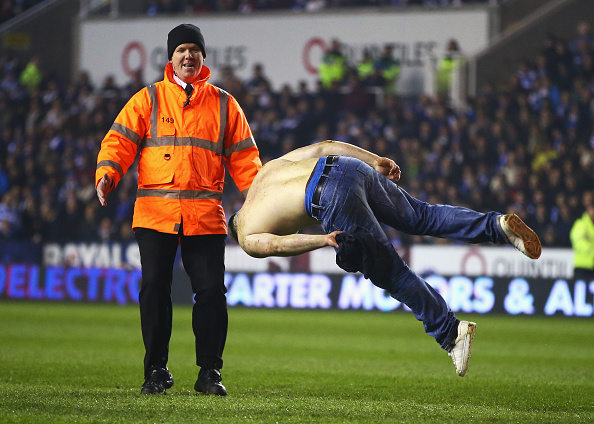 Reading-Bradford: invade il campo e inizia a fare capriole – Video