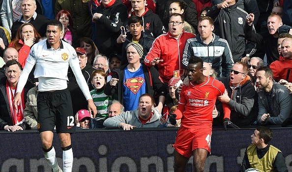 Liverpool-Manchester United: i tifosi fermano Balotelli, rissa sfiorata con Smalling &#8211; Video