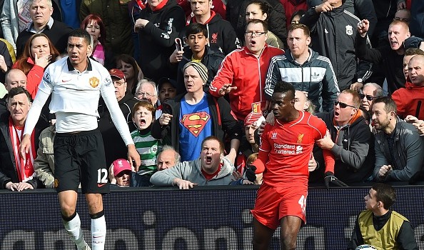 Liverpool-Manchester United: i tifosi fermano Balotelli, rissa sfiorata con Smalling – Video