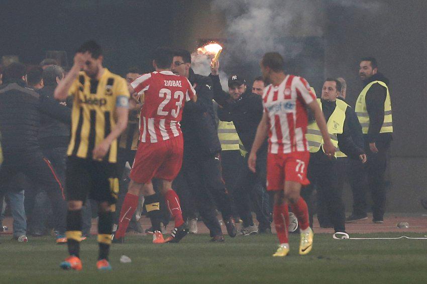 Ancora violenza in Grecia: sospeso il derby di coppa tra Aek e Olympiakos