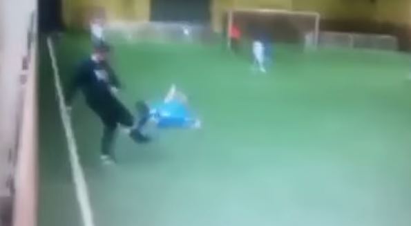 Orrore in Russia: allenatore fa volare con un calcio un bambino di 7 anni – Video