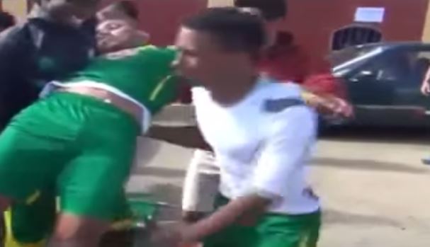 Giocatore peruviano picchiato dai tifosi finisce in ospedale privo di sensi &#8211; Video