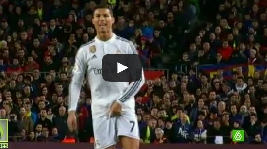 Cristiano Ronaldo si tocca i genitali: gestaccio all&#8217;arbitro &#8211; Video