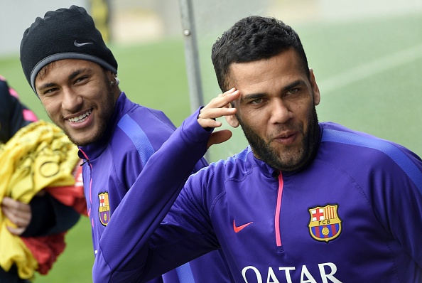 Dani Alves non risponde alle domande dei giornalisti, preferisce cantare