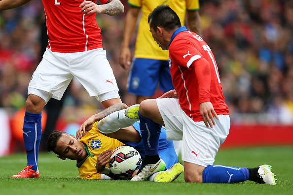 Neymar attacca Medel per un fallo durante Brasile &#8211; Cile (Video)