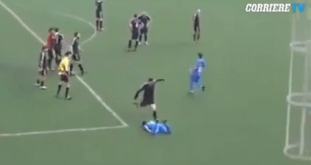 Grecia: calcio in testa e rissa dopo un gol (Video)